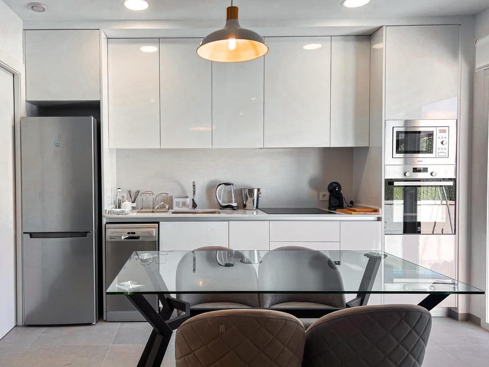 Coffee/tea facilities, Kitchen or kitchenette, Dining area, oven, stove