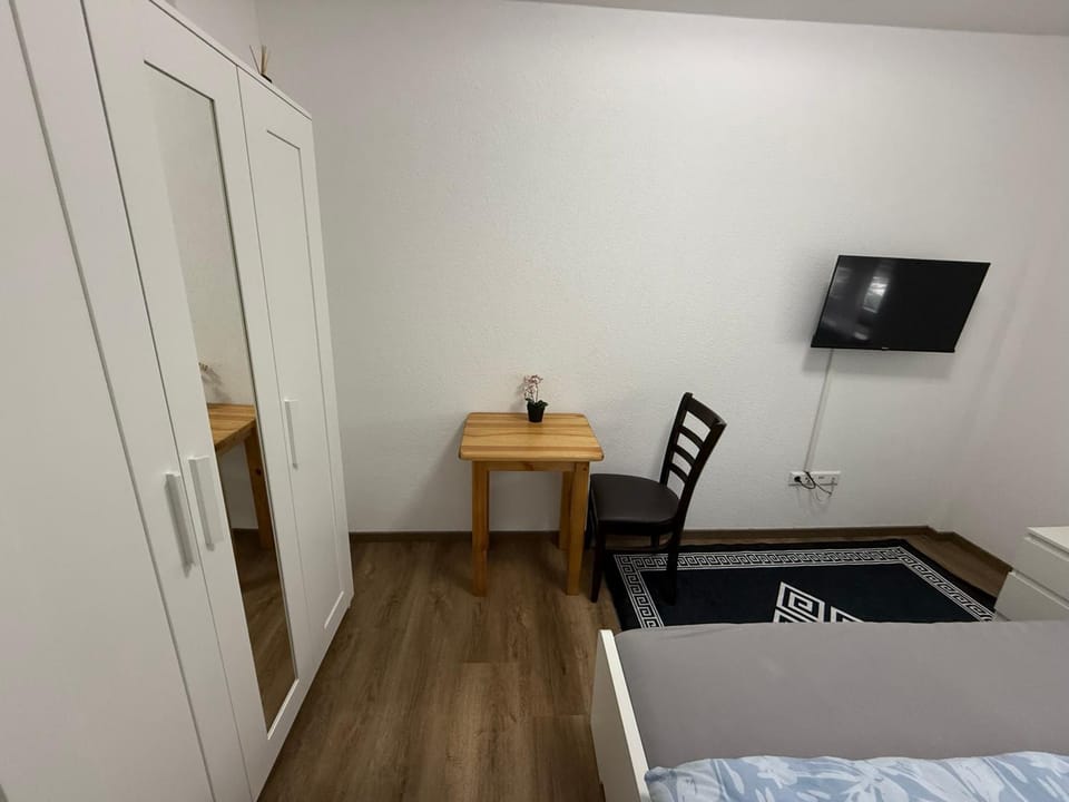 Bed, TV and multimedia, Photo of the whole room, Bedroom