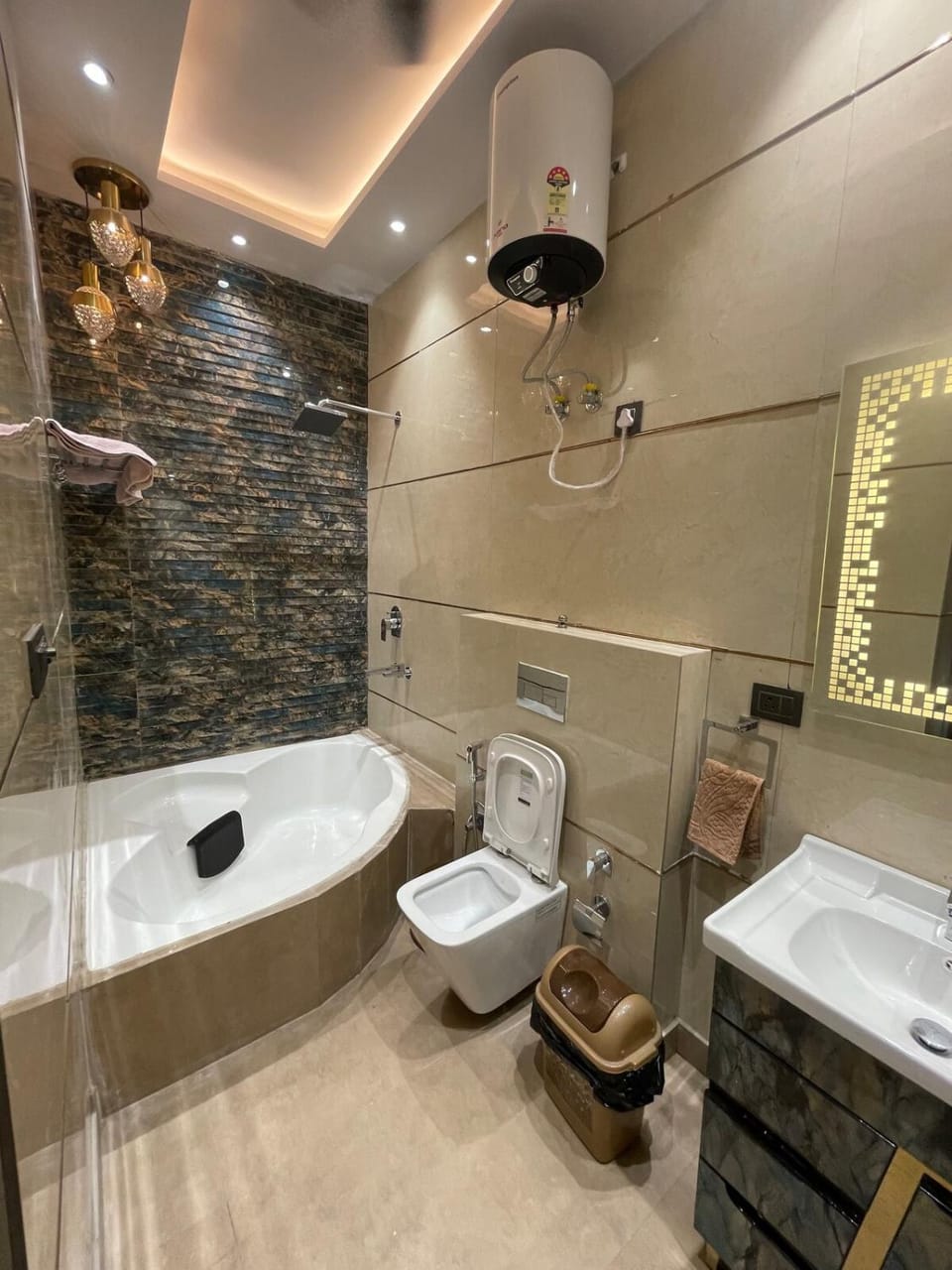 Amazing 3BHK Home NEAR AIRPORT with JACUZZI & Private POOL in Punjabi Bagh House in Delhi