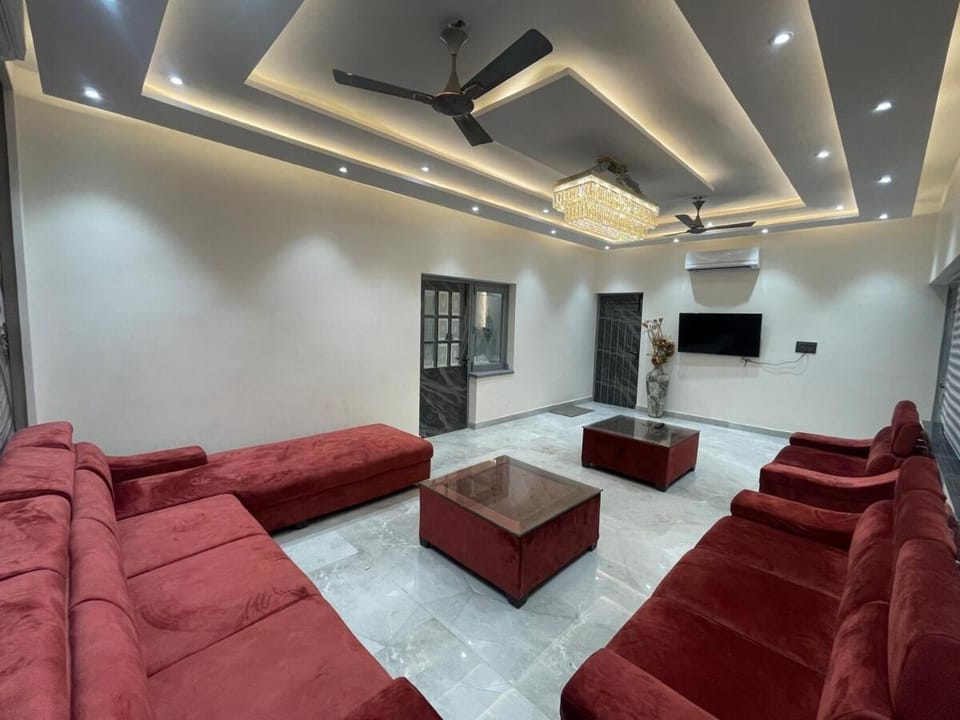 Amazing 3BHK Home NEAR AIRPORT with JACUZZI & Private POOL in Punjabi Bagh House in Delhi
