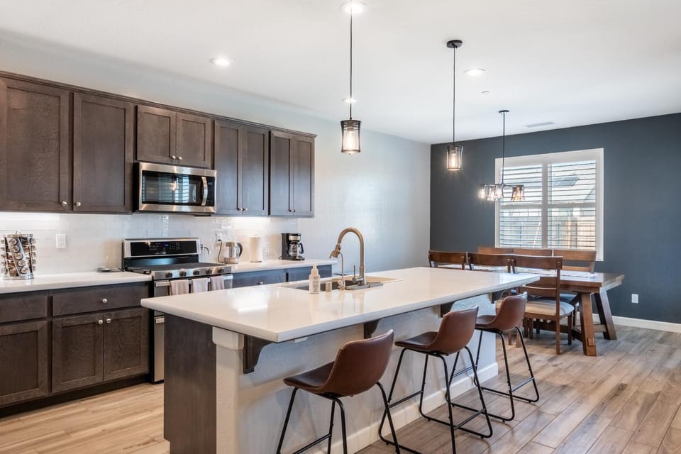 Kitchen or kitchenette, Dining area, dishwasher, oven, stove