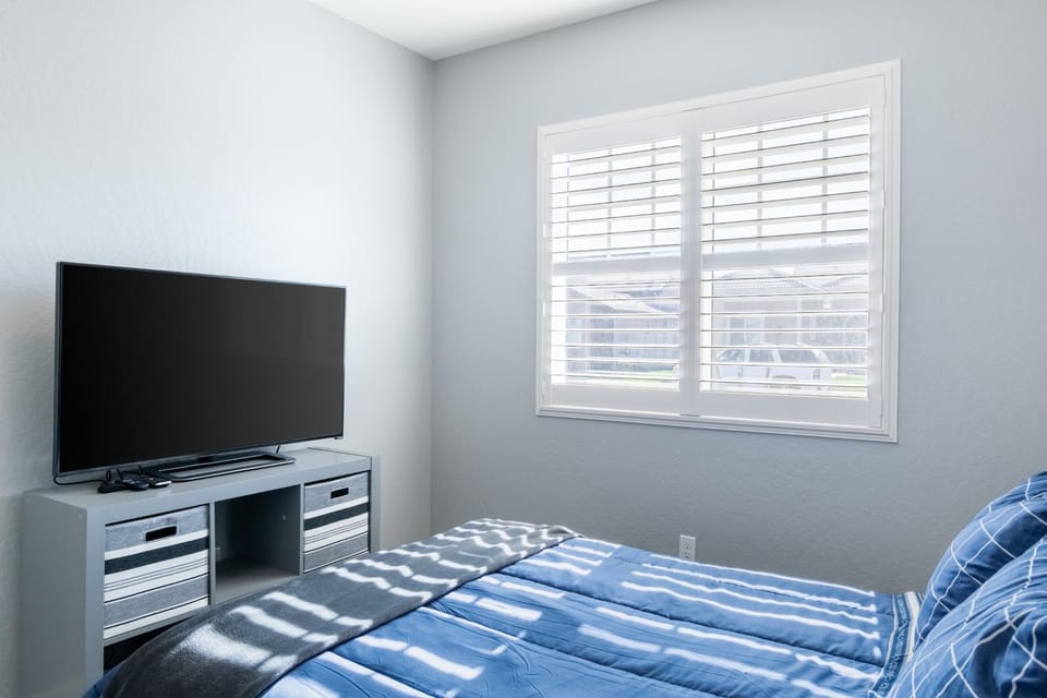 Bed, TV and multimedia, Bedroom