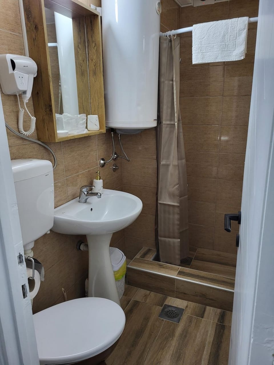 Shower, Toilet, Bathroom, towels