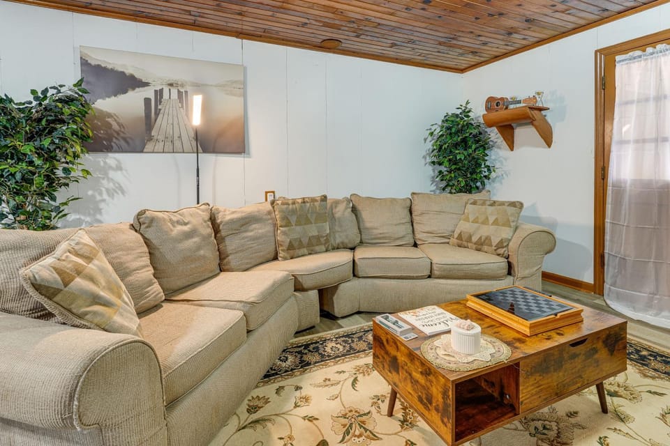 Deck & 2-Acre Yard: Quiet Getaway in Crandall! House in Georgia
