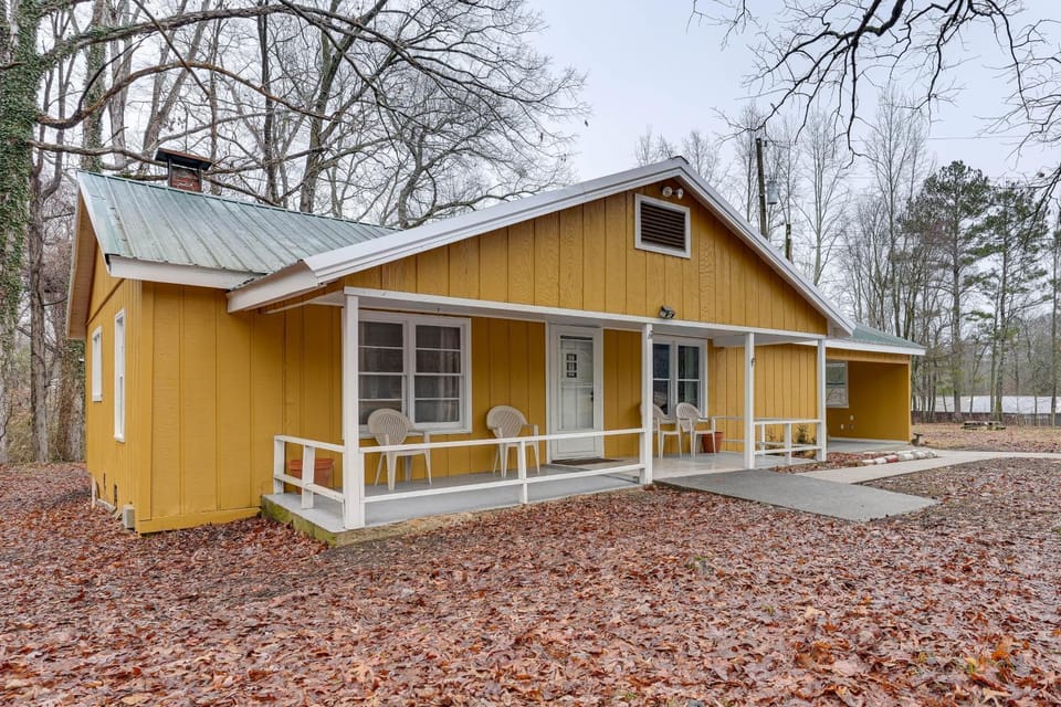 Deck & 2-Acre Yard: Quiet Getaway in Crandall! House in Georgia