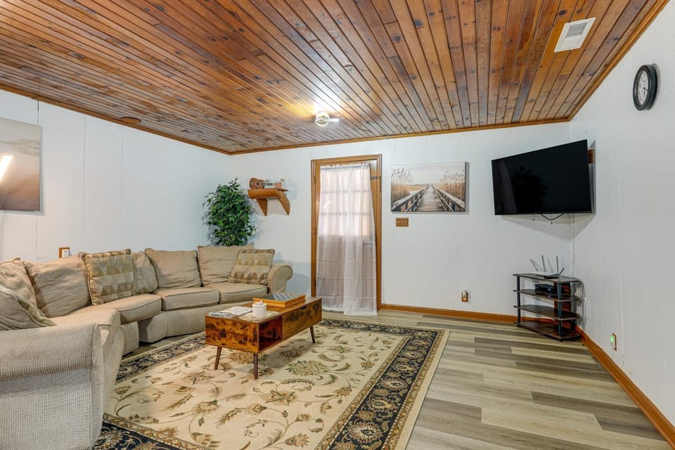 Deck & 2-Acre Yard: Quiet Getaway in Crandall! House in Georgia