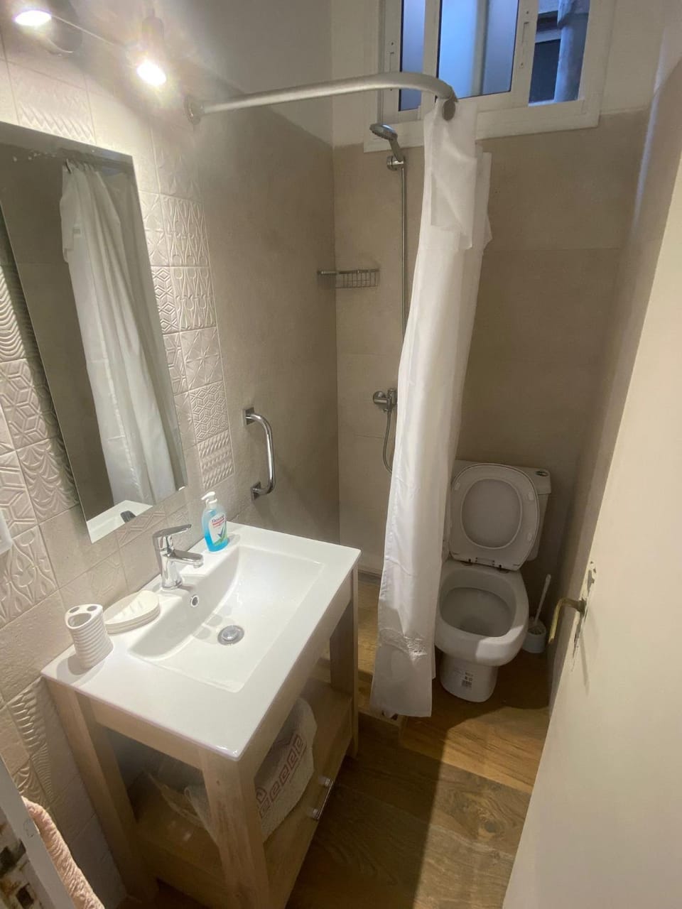 Shower, Toilet, Bathroom, bidet, towels