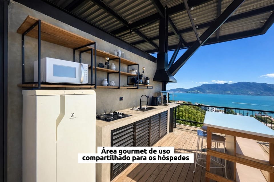 View (from property/room), Kitchen or kitchenette, Dining area, Sea view