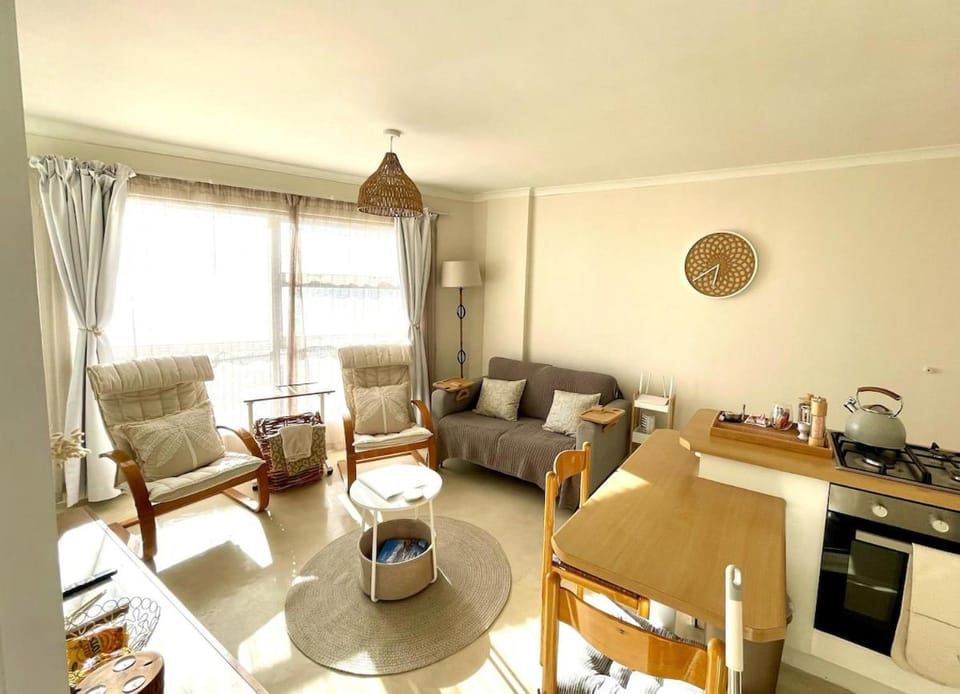 Coffee/tea facilities, Kitchen or kitchenette, Living room, Seating area, oven, stove, toaster