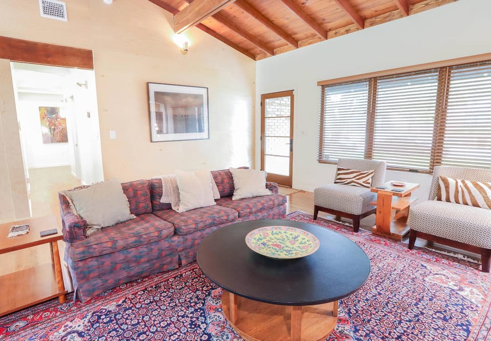 Stylish Family Mid Century Modern 4 bed House in San Antonio