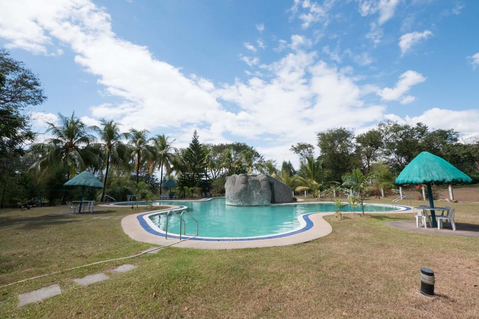 KAHILOM Nest Self-Service Home in Rainforest Nest with Kitchen - Monkeys, Bats, Pet Friendly with a Fee Apartment in Subic