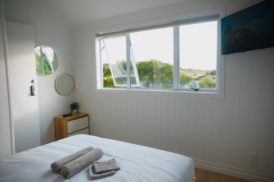 Bed, TV and multimedia, Bedroom