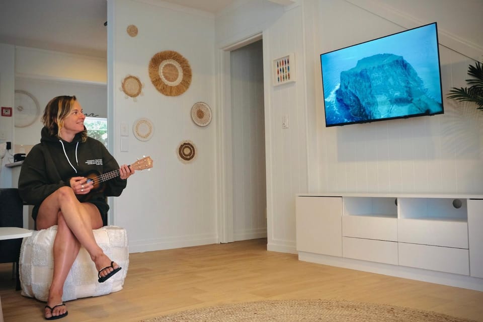 Communal lounge/ TV room, People, TV and multimedia, Evening entertainment, group of guests