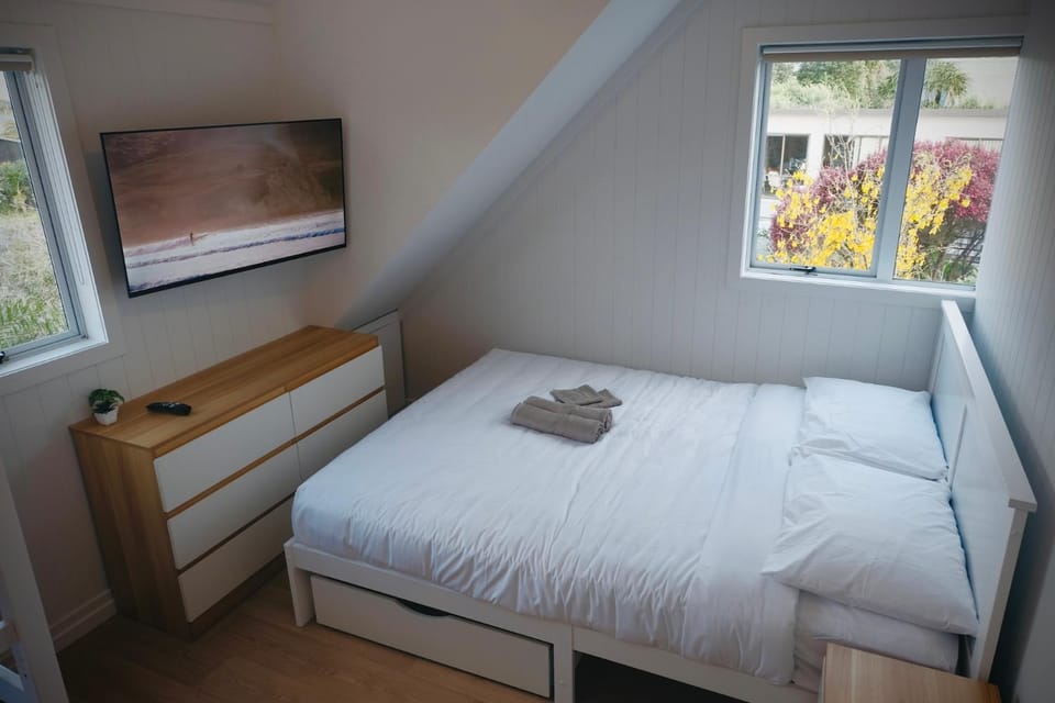 Bed, TV and multimedia, Bedroom, towels