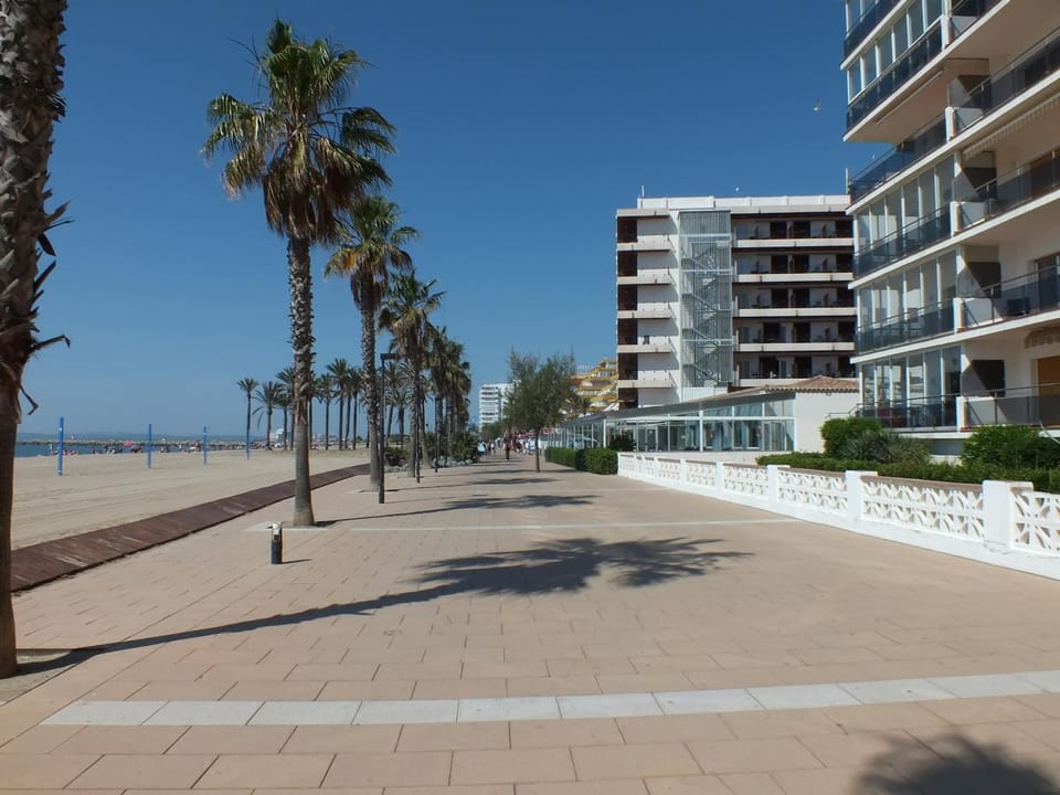 Apartamento 6 pers, frente al mar, terraza, parking, TV canales franceses - ES-204-68 Apartment in Roses