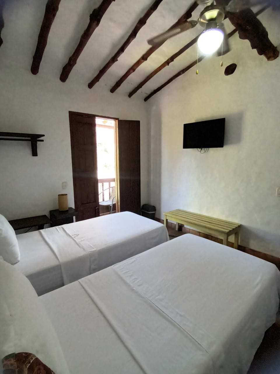 Bed, TV and multimedia, Photo of the whole room, fireplace
