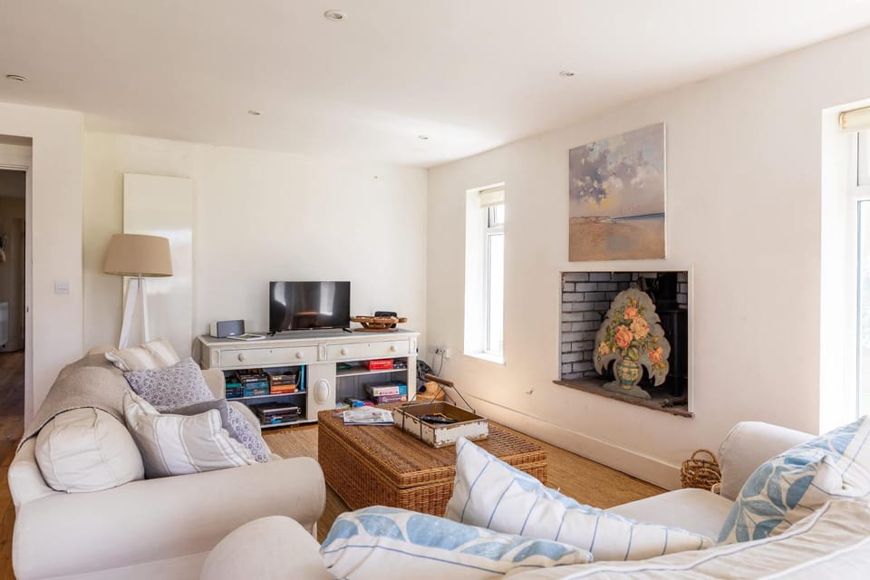 5 Bedroom Family Friendly Beach House - a skip to the water! House in West Wittering