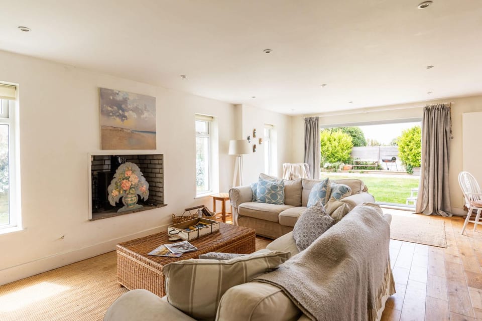 5 Bedroom Family Friendly Beach House - a skip to the water! House in West Wittering