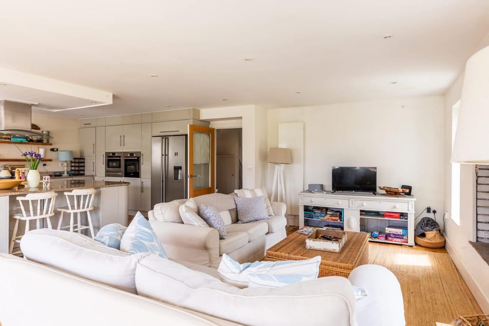 5 Bedroom Family Friendly Beach House - a skip to the water! House in West Wittering