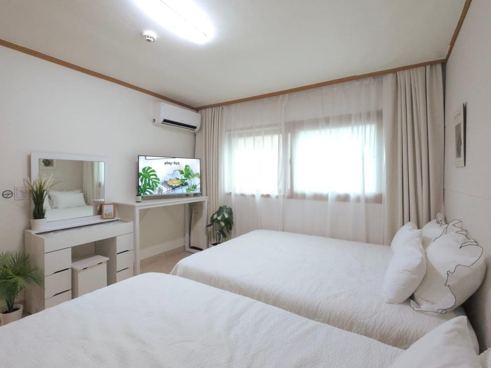 Bed, TV and multimedia, Bedroom, air conditioner