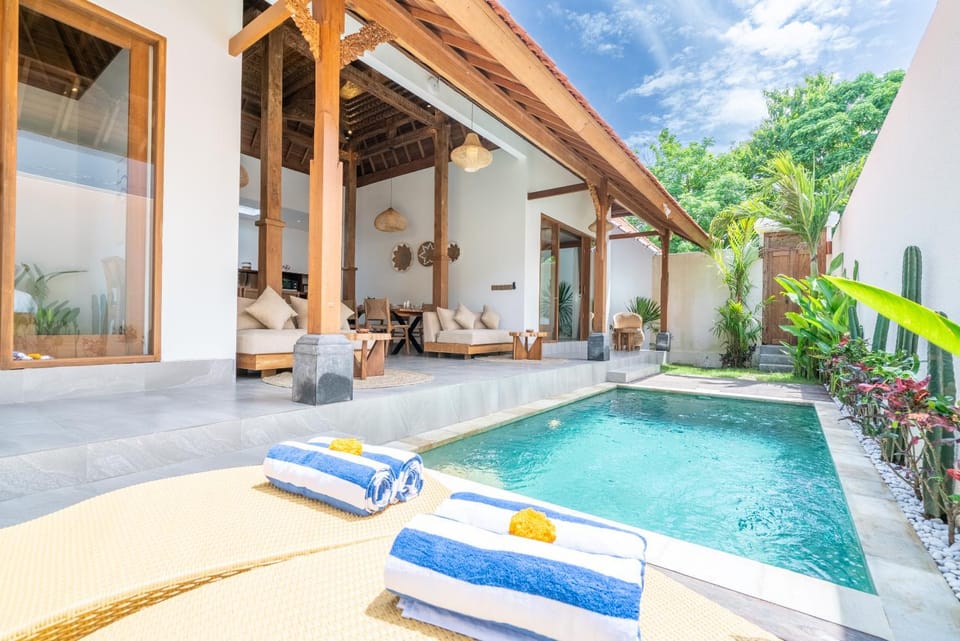Garden view, Pool view, Swimming pool, sunbed