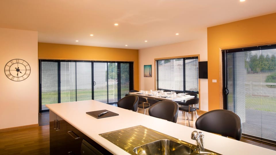 Dining area, kitchen