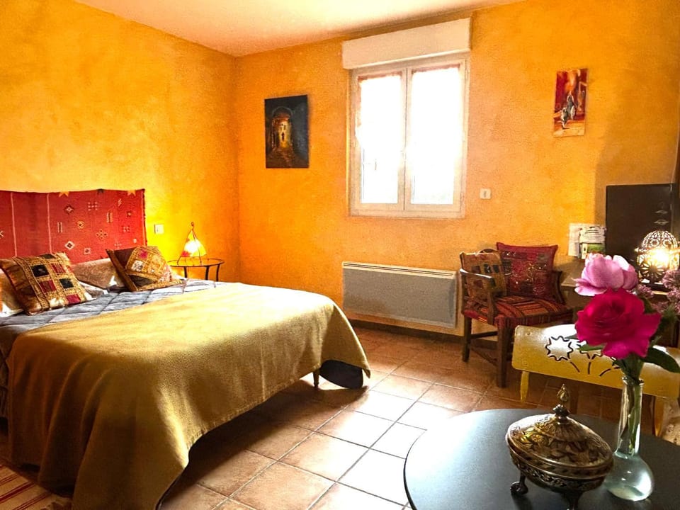 Bed, TV and multimedia, Photo of the whole room, Bedroom