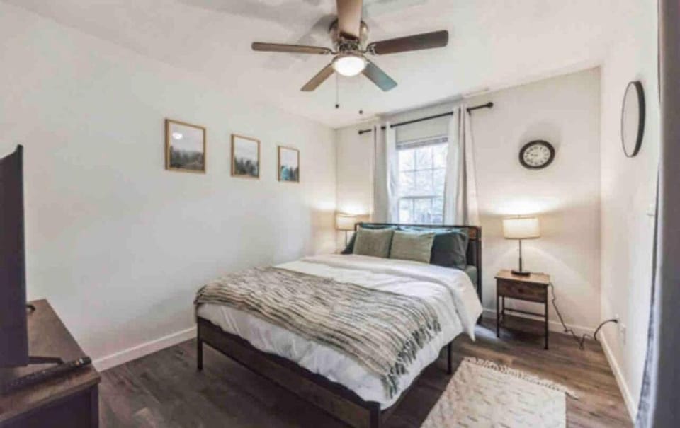 Family Friendly 3 bedroom 2 bathroom Home Apartment in Westminster