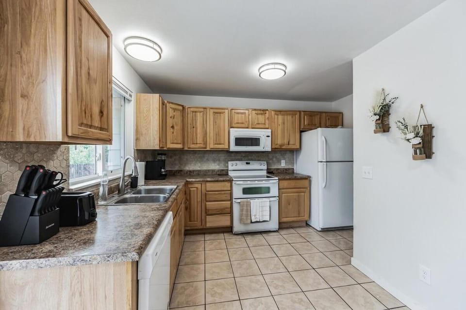 Family Friendly 3 bedroom 2 bathroom Home Apartment in Westminster
