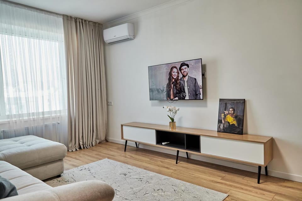 TV and multimedia, Living room, Seating area, Evening entertainment, air conditioner