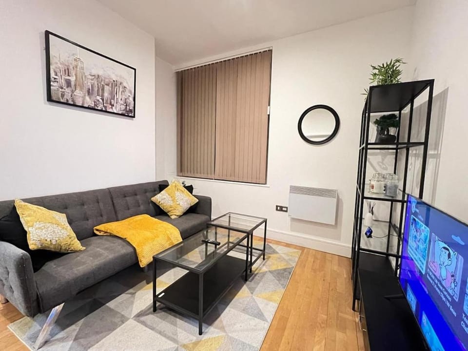 Lovely High Street Apartment 30 seconds from station Apartment in London