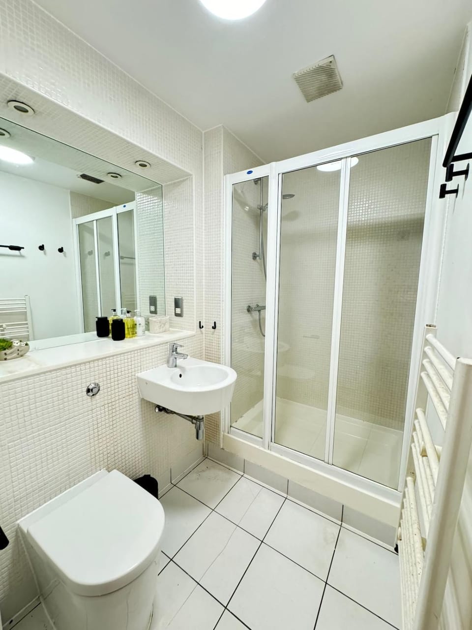 Lovely High Street Apartment 30 seconds from station Apartment in London