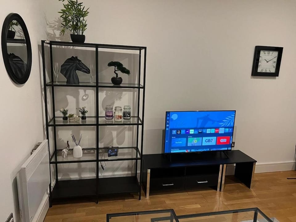 Lovely High Street Apartment 30 seconds from station Apartment in London
