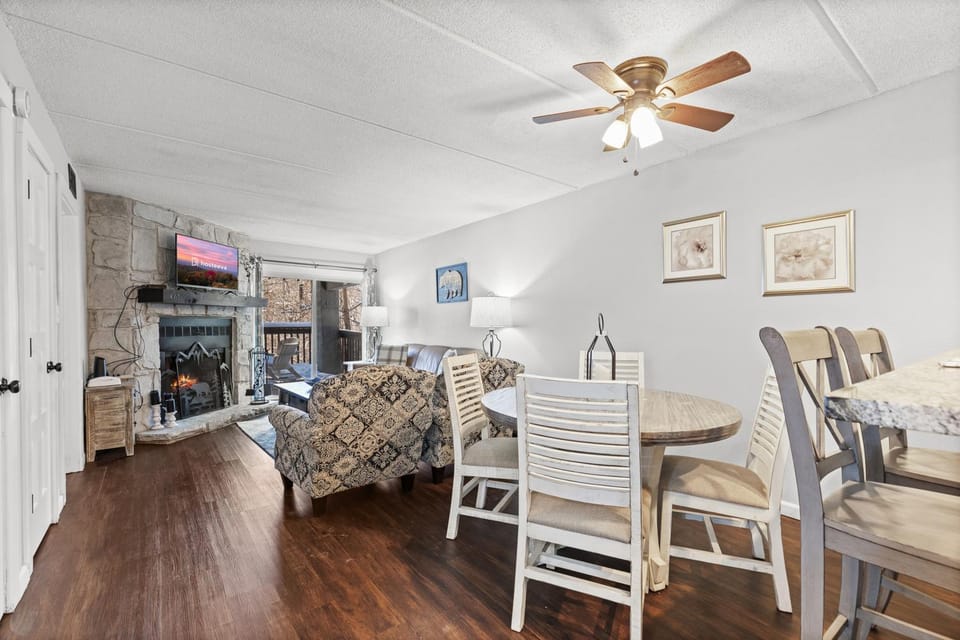 TV and multimedia, Living room, Seating area, Dining area, fireplace