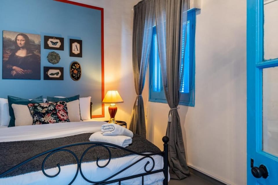 Bed, Bedroom, towels, air conditioner