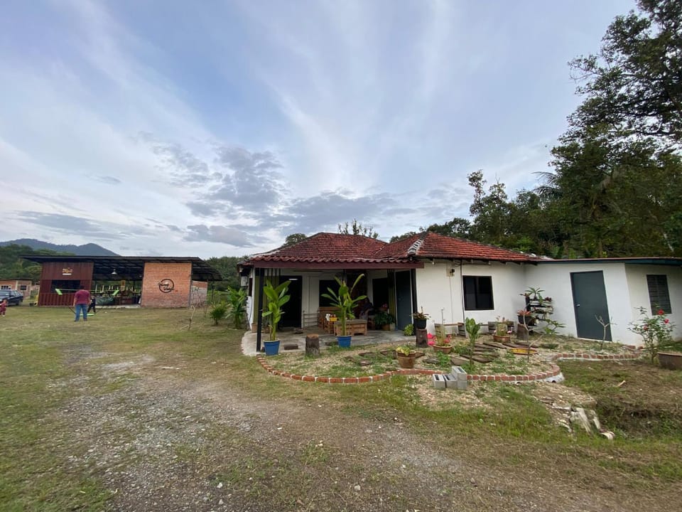 Kerlingfornia Pond View Farm House House in Selangor, Malaysia