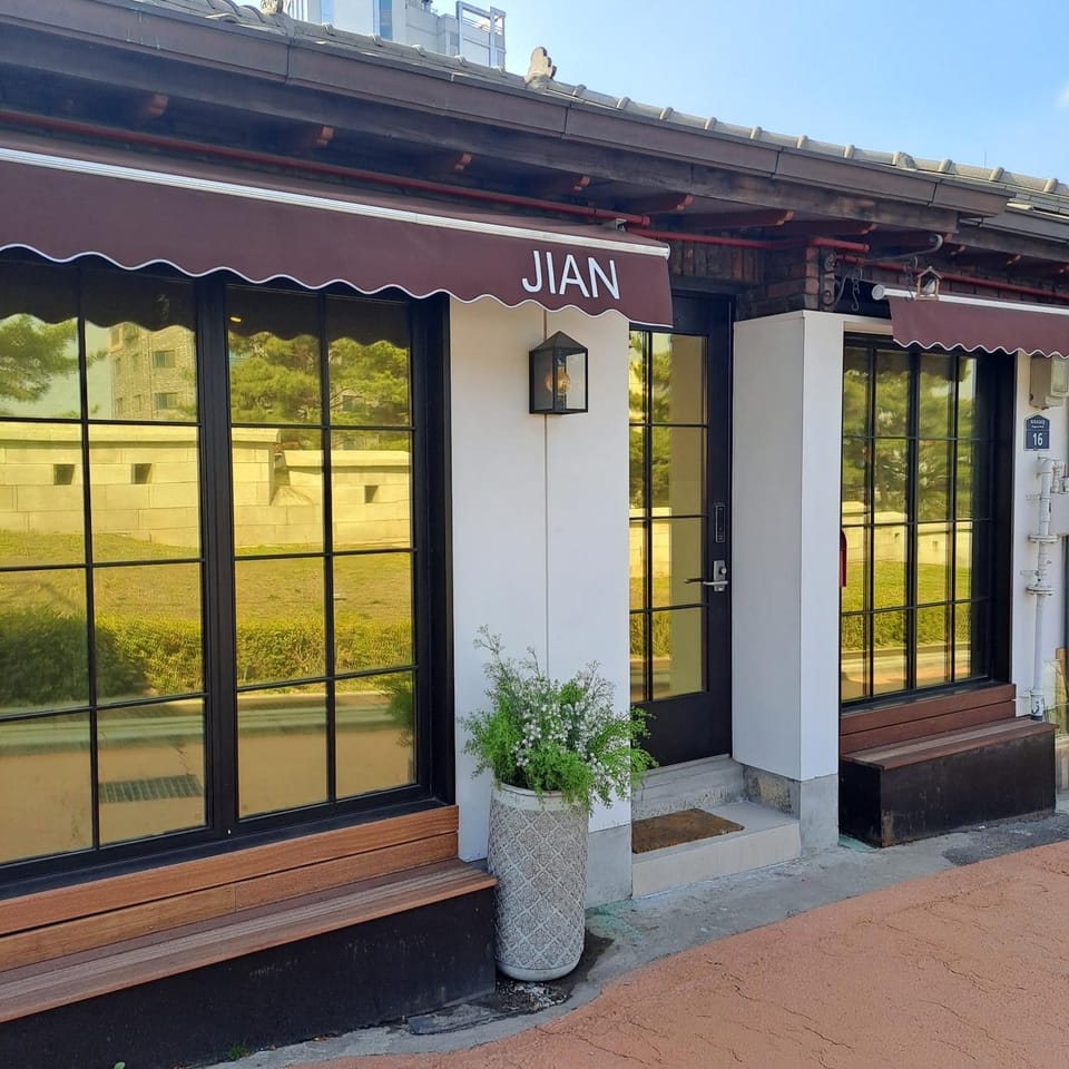 Property building, Facade/entrance, Day