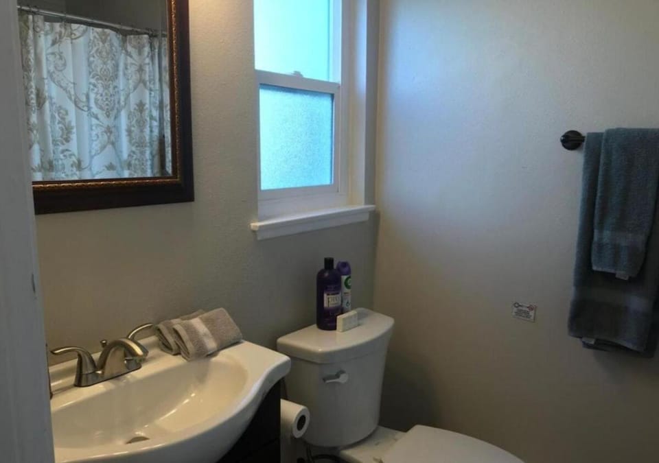 Toilet, towels