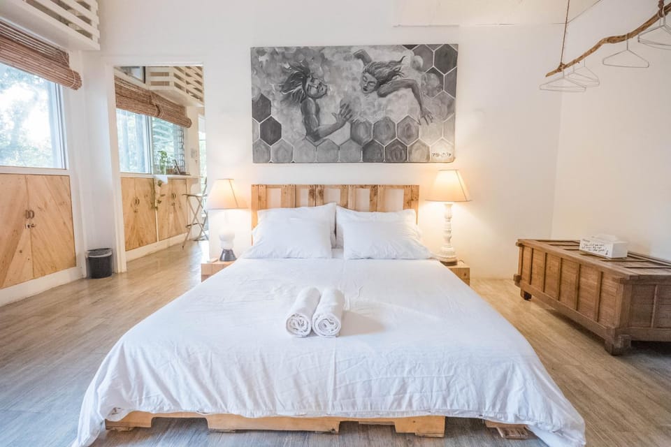 Bed, Photo of the whole room, Bedroom, towels