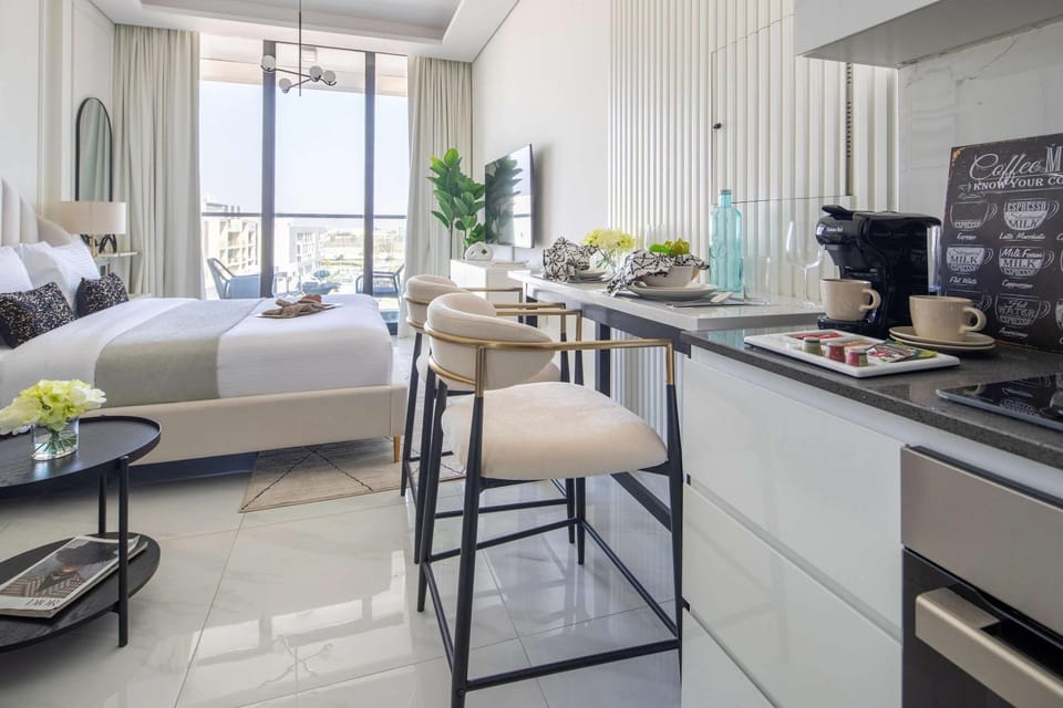 Frank Porter - Samana Golf Avenue Apartment in Dubai