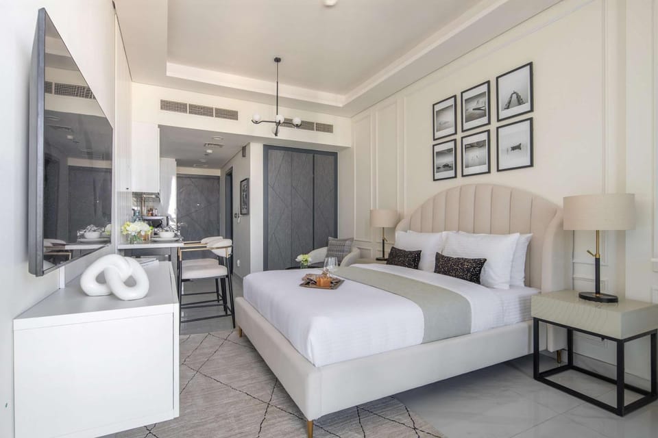 Frank Porter - Samana Golf Avenue Apartment in Dubai