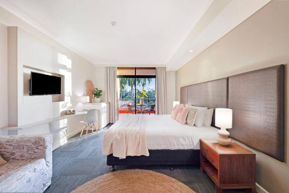 Bed, TV and multimedia, Bedroom