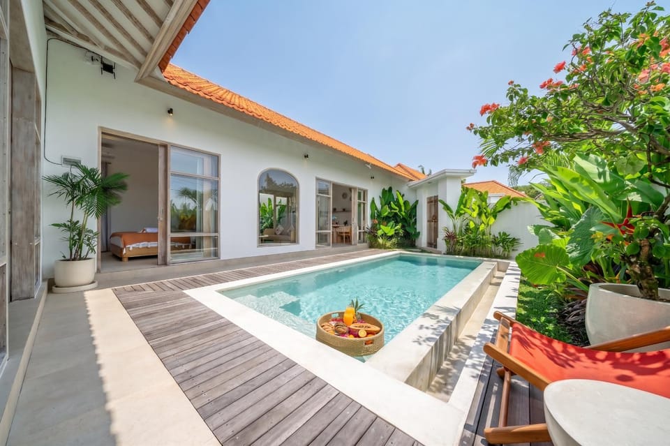 Property building, Patio, Swimming pool, Swimming pool, sunbed