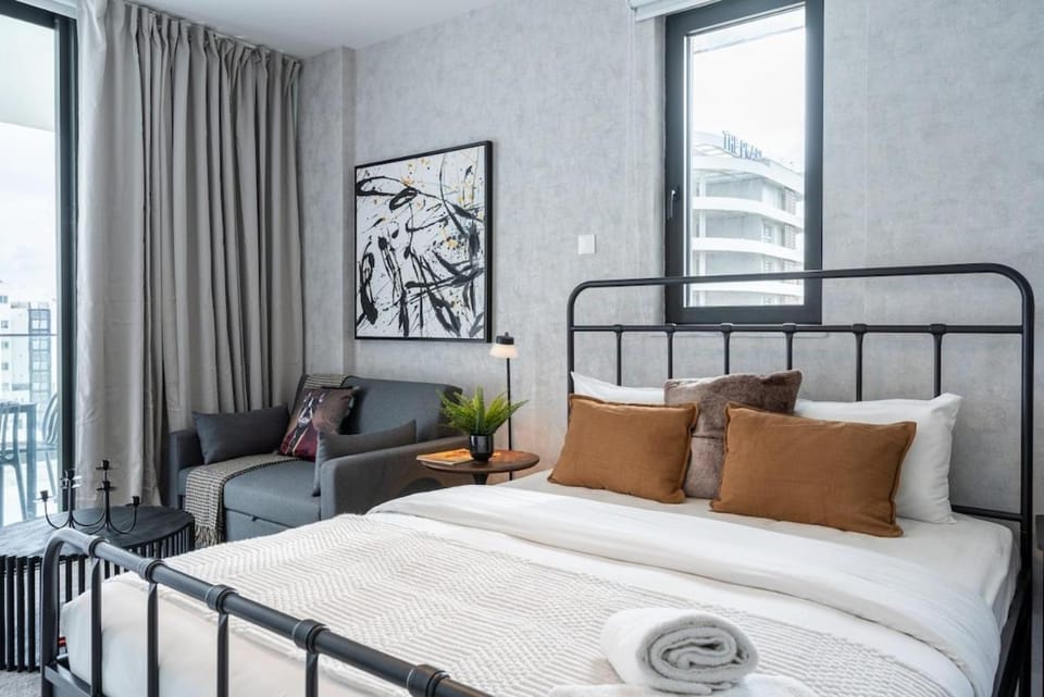 Bed, Seating area