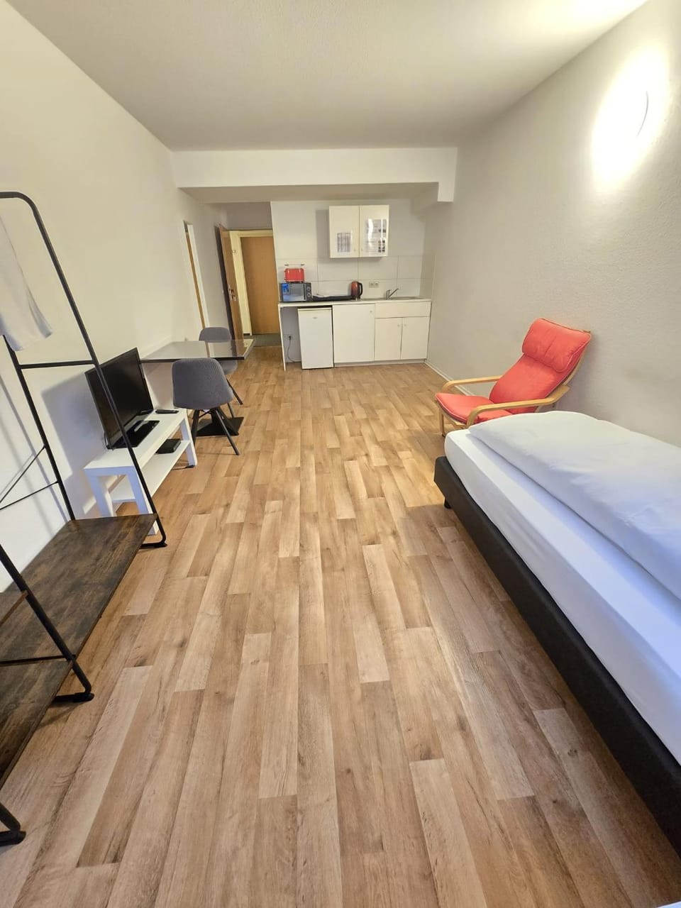Bed, TV and multimedia, Kitchen or kitchenette, Photo of the whole room, Seating area, Bedroom