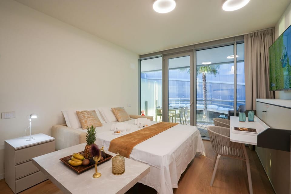 Bed, TV and multimedia, Seating area, Dining area