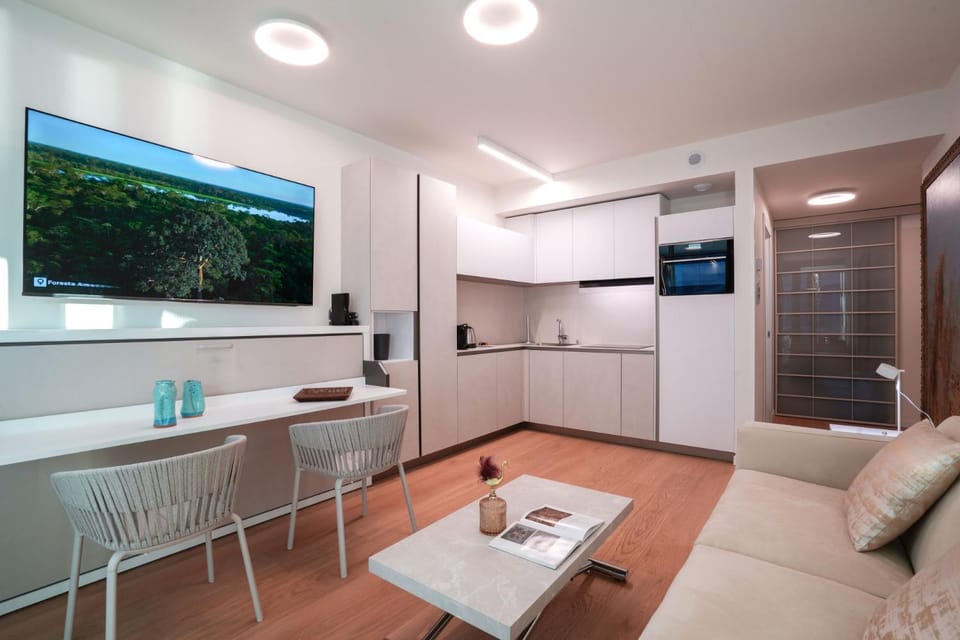 TV and multimedia, Seating area, Dining area