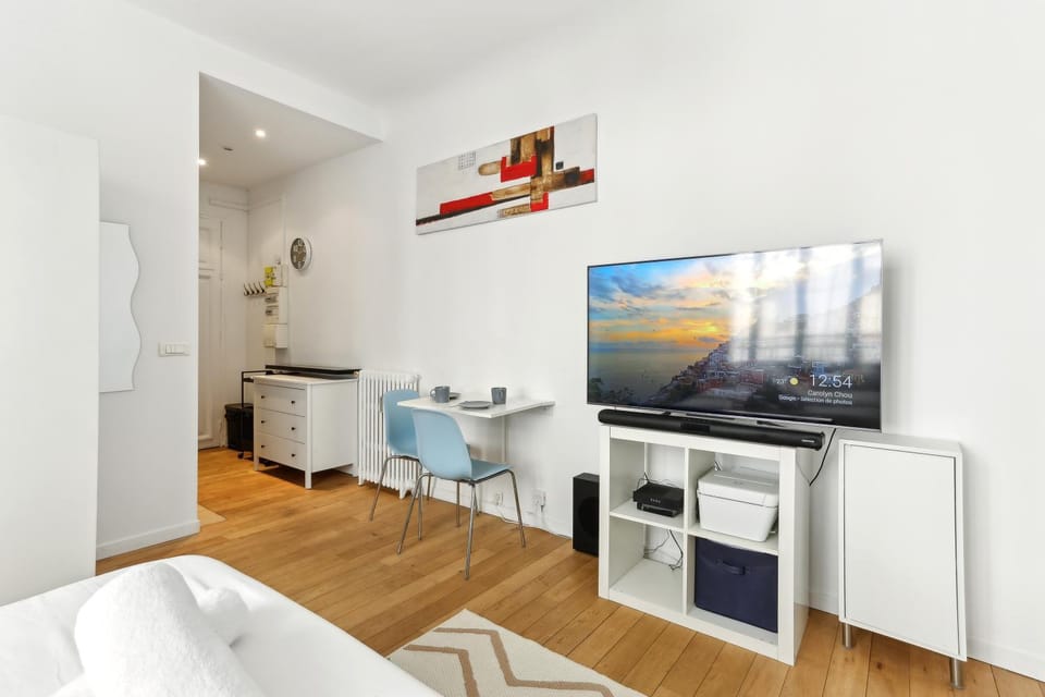 TV and multimedia, Decorative detail, Seating area, towels, wardrobe