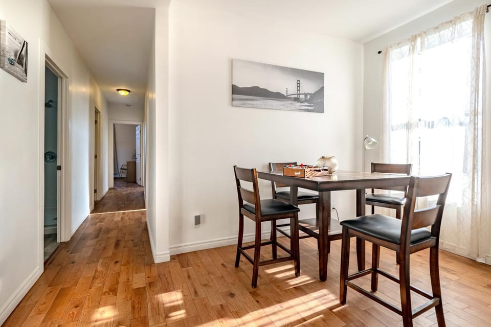Apartment ROOMY - Plateau Mont-Royal Apartment in Laval