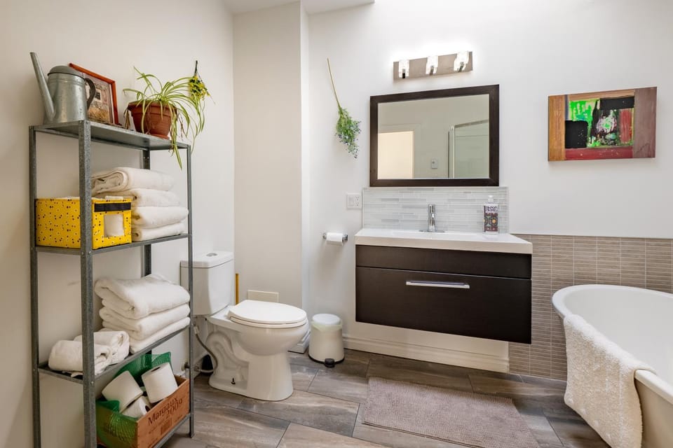 Apartment ROOMY - Plateau Mont-Royal Apartment in Laval